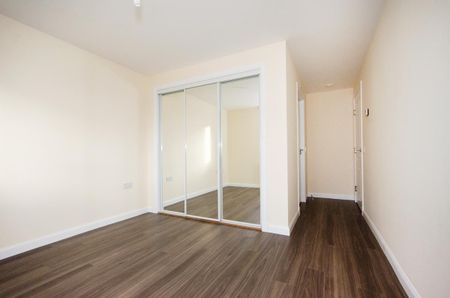 Modern, spacious, two bed flat in popular location - Photo 2