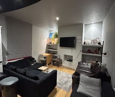 Room in a Shared Flat, East Hill, SW18 - Photo 1