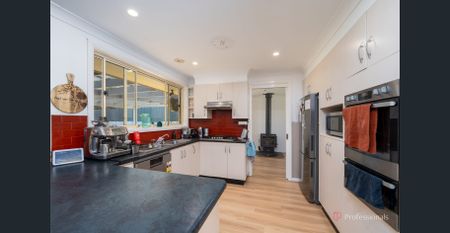 MODERN FIVE BEDROOM HOME IN QUIET CUL-DE-SAC - Photo 4