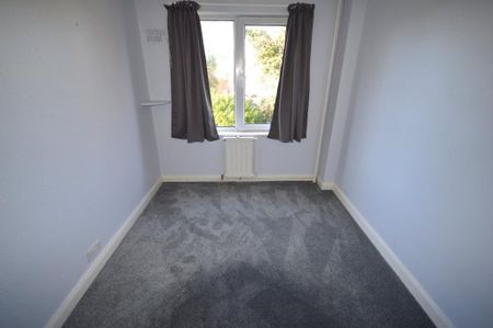 3 bedroom flat to rent - Photo 4