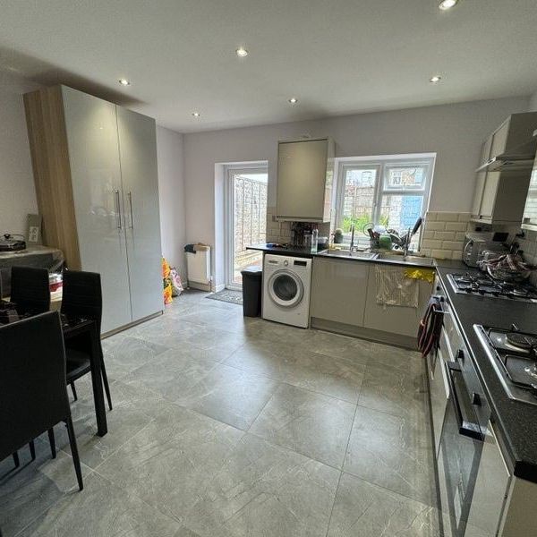 Room in a Shared House, Ashford Road, E6 - Photo 1