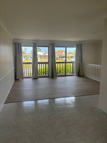 Solid Family Home - 4 Bedroom - Large Garage - Renovated - Photo 2