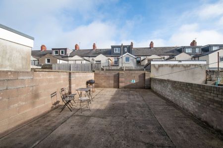 Brilliant six bedroom three story house - Photo 4