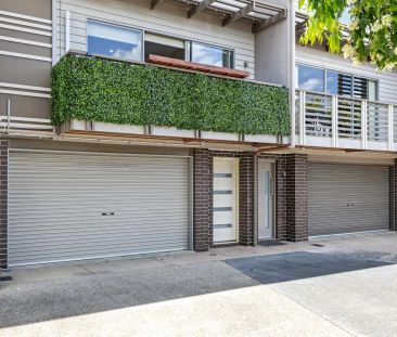 3 level townhouse with city views - Photo 5