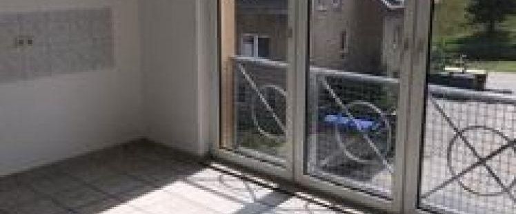 Für Autoliebhaber mit Garage vorm Haus! * 2-Zimmer mit Laminat, Wanne und Dusche in ruhiger Lage! - Photo 1