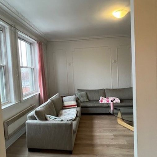 Grand logement de 3 chambres, offert en location semi-meublée ! - Photo 1