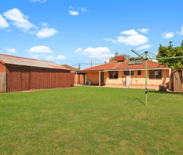 Fresh, Bright & Move-in Ready Three Bedroom Home! - Photo 4