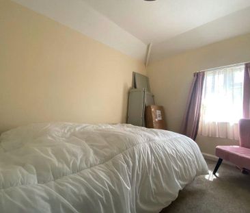 3 bedroom end of terrace house to rent - Photo 2