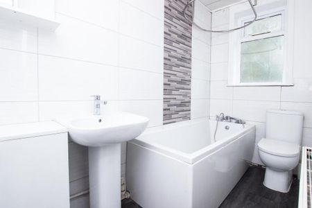 2 bedroom end of terrace house to rent - Photo 4