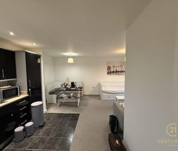 2 bedroom flat to rent - Photo 2