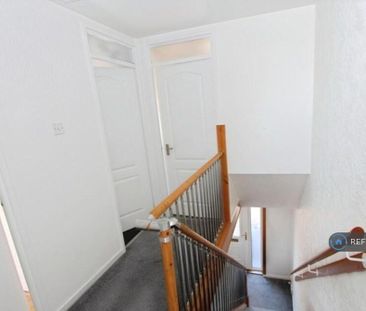 3 bedroom end of terrace house to rent - Photo 4