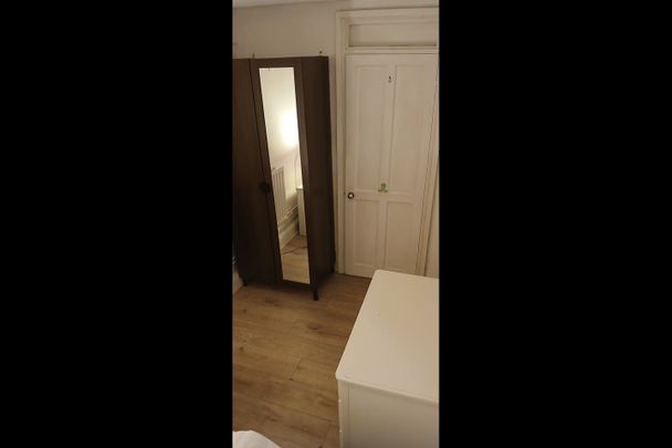 2 Bed Flat, Stockwell Road, SW9 - Photo 1