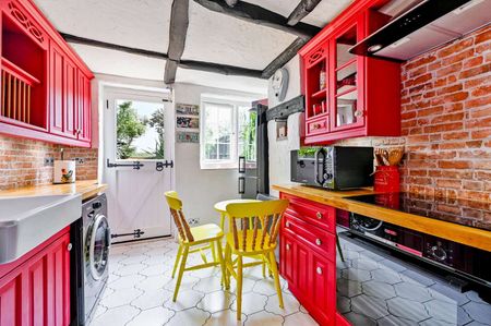 A pretty brick and flint character cottage located in the picturesque village of Radnage - Photo 4