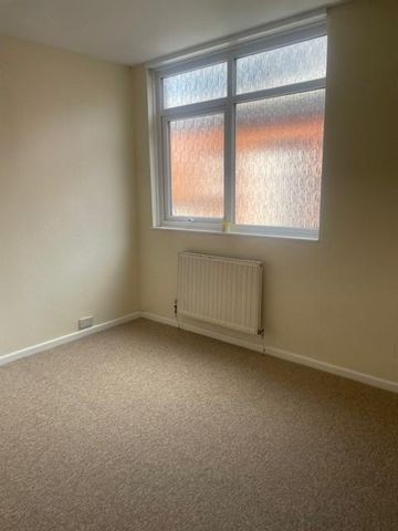 3 bedroom flat to rent - Photo 3