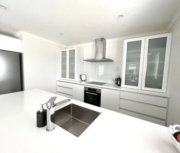 Short Fixed Term - Stunning 4BR Home in Richmond - Photo 2