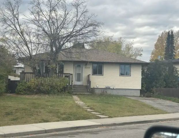 Upper Floor 2 Bedrm. Bungalow in Bowness | Calgary - Photo 1