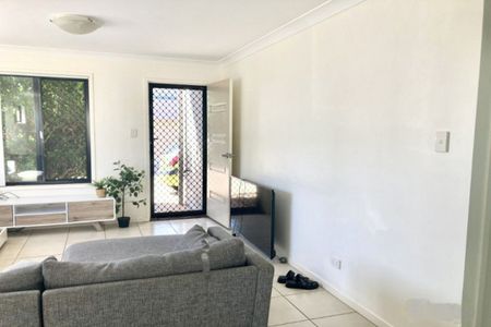 22/21 Roberts Street, South Gladstone - Photo 3