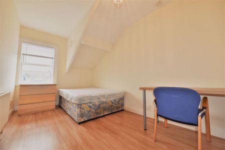 5 bedroom House in Headingley Avenue (5 Bed), Leeds - Photo 4