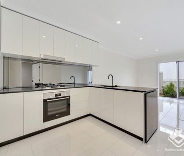 Elegant Townhouse With Air Conditioning Throughout - Photo 1