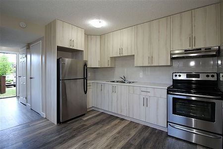 4915 35th Ave SW, Calgary - Photo 3