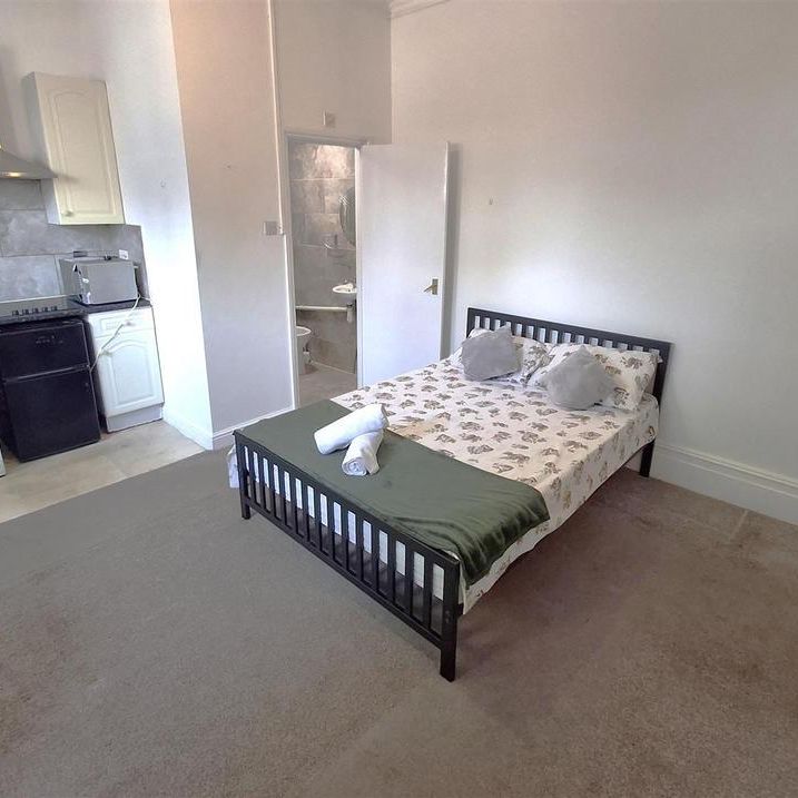 1 bedroom in a house share to rent - Photo 1