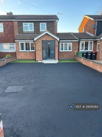 4 bedroom semi-detached house to rent - Photo 4