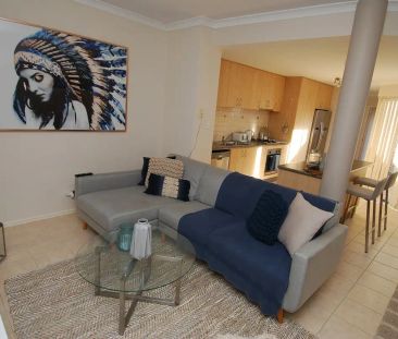 “GREAT LOCATION WITH TWO LIVING AREAS !” - Photo 4