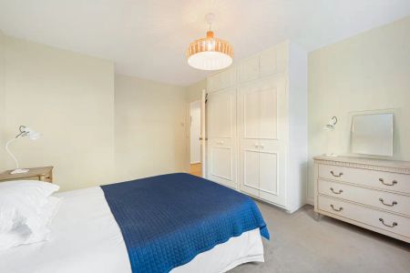 1 bedroom flat in Chelsea - Photo 2