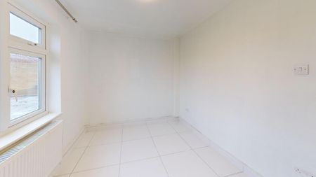 3 bedroom flat to rent - Photo 4