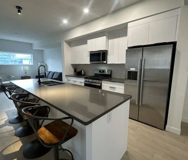 BRAND NEW - CONTEMPORARY - 3 Bedroom Townhouse — 3 Bedrooms Townhouse - Photo 1