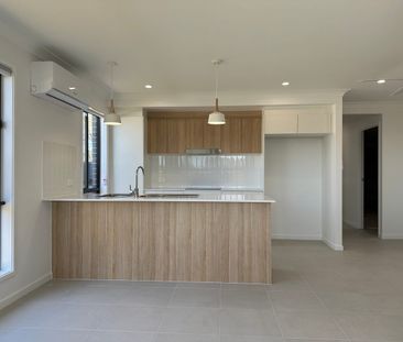 Spacious Near New 3 Bedroom House - Photo 6