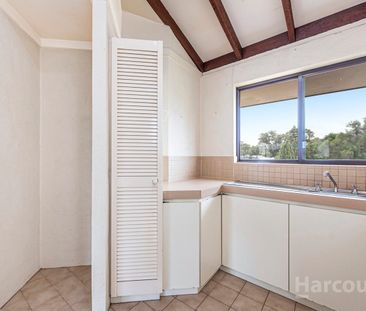 Perfectly Positioned Townhouse on a Prime Corner - Photo 5