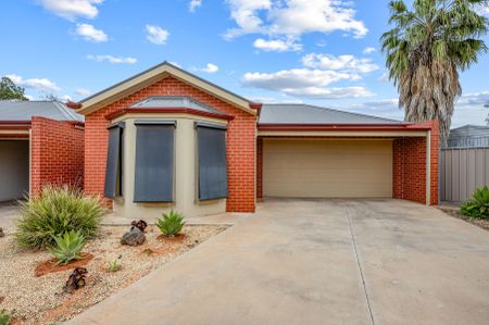 Modern Three Bedroom Home - Photo 4