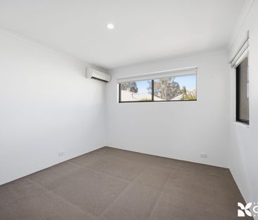RELAXED LIVING IN THE HEART OF MARINERS COVE - Photo 4