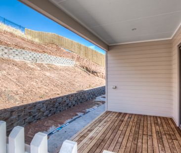 Spacious Home with a View! - Photo 1