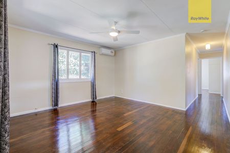 4 Bedrooms home Fully Fenced In Great Location With Air con - Photo 2