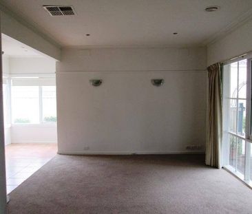 CUTE & COSY 3 BEDROOM HOME IN FAMILY FRIENDLY LOCATION - Photo 2