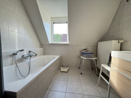 Instapklaar drie-slaapkamerappartement met garage in Meulebeke. - Foto 2