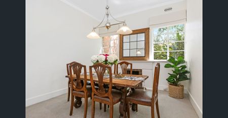 Elegant Ground Floor Art Deco | Furnished, Bills Included | 1–3 Month Stays - Photo 2