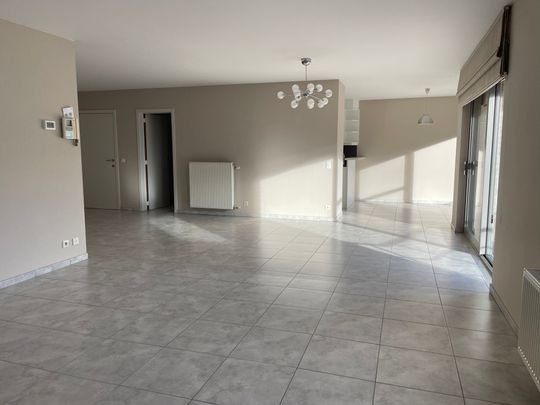 ruim instapklaar twee slaapkamer appartement met groot zongericht terras & gelijkvloerse garage - Photo 1