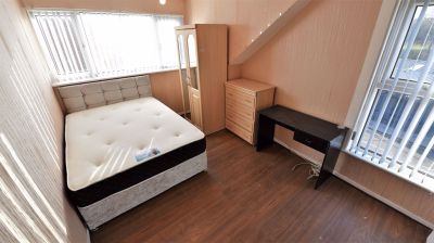 2 bedroom Flat in Cardigan Road, Leeds - Photo 3