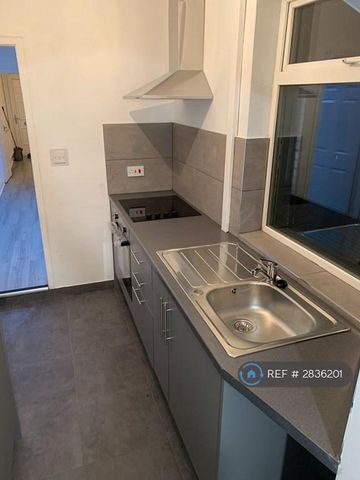 2 bedroom terraced house to rent - Photo 3