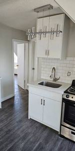 **{$1380 renovated 1bedroomt on 3rd floor apartment}** - Photo 3