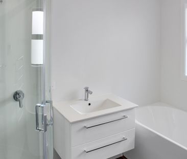 Stylish Near New Three Bedroom Townhouse - Photo 4