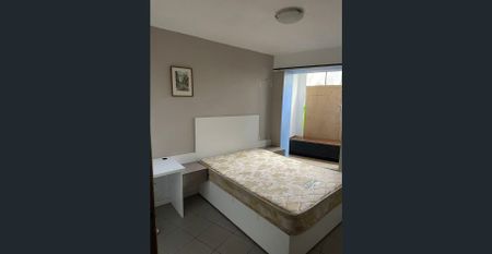 Spacious 5-Bedroom Home with 2 Bathrooms – Separate Entry – Close to Airport & Vancouver Station - Photo 5