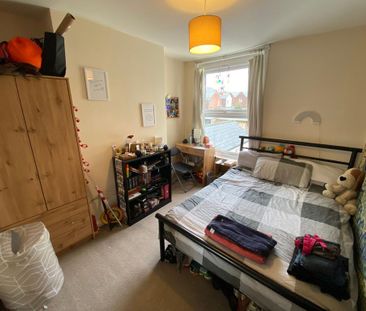 4 bedroom terraced house to rent - Photo 5