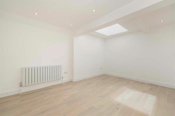 Burnt Ash Hill, Lee, SE12 - Photo 1