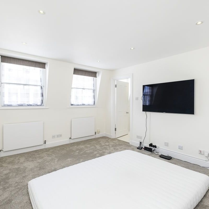 4 bedroom mews to rent - Photo 1