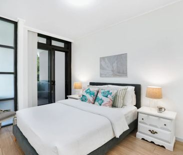 Contemporary Harbourside Haven Boasting Unmatched Convenience - Photo 2