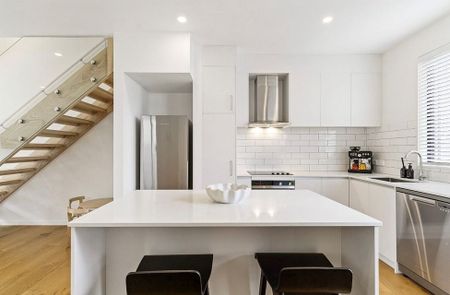 Modern 3 bedroom townhouse in Milford - Photo 4